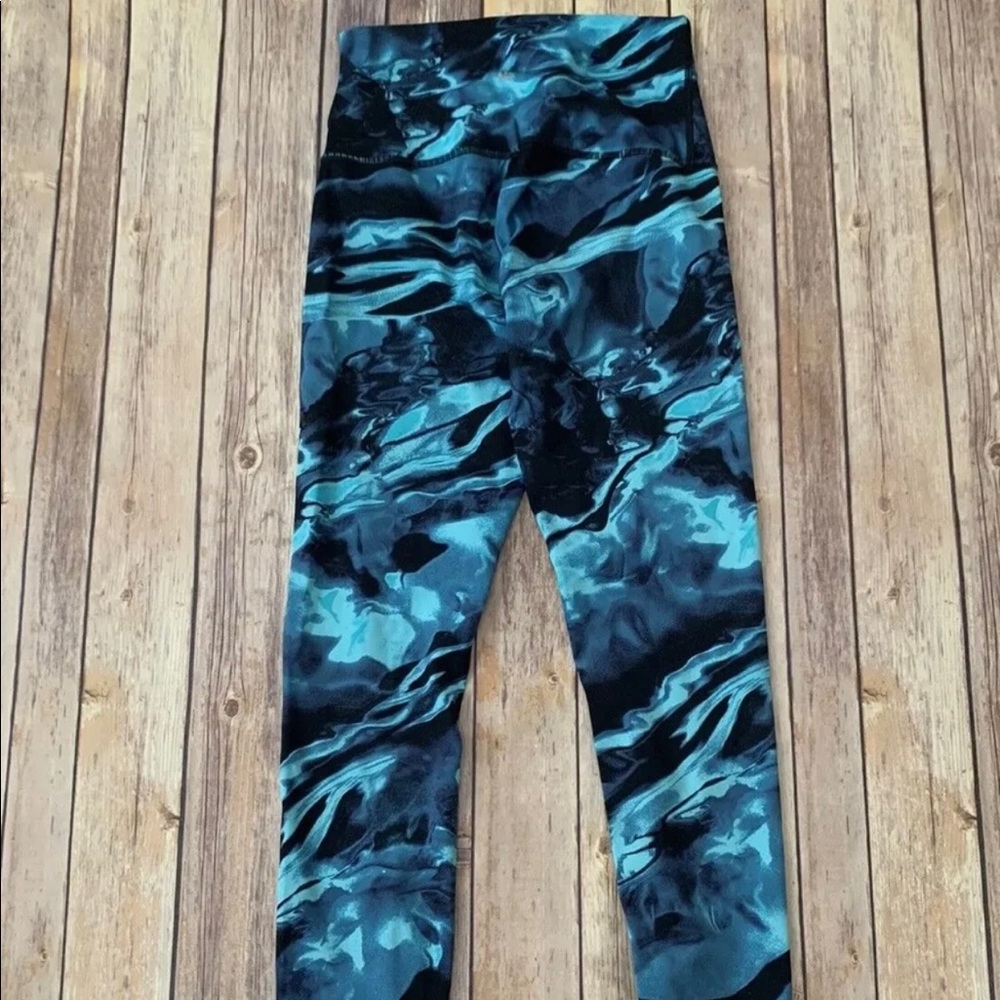 Lululemon Wom Sz 6Radiant Multi Marble black/blue
